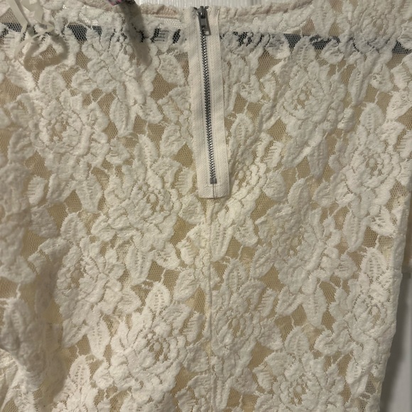 Lace - Picture 5 of 5